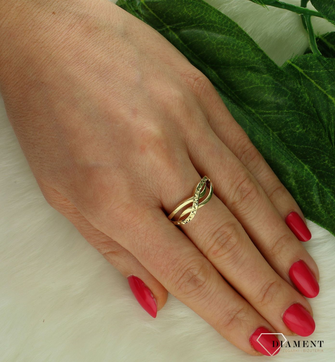 Złoty pierścionek damski 375 przeplatany PI 6315 375. Złoty pierścionek damski. Pierścionek damski ze złota. Pierścionek damski na prezent dla kobiety. Pierścionek złoty zaręczynowy..jpg